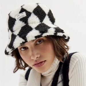URBAN OUTFITTERS Fleece Checkered Bucket Hat 🐼🔲▫️⬜️▪️